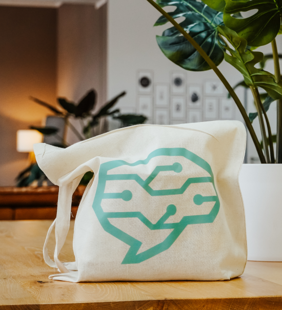 Eine Tasche mit dem Logo von Deepnetic in einem modernen Büro.