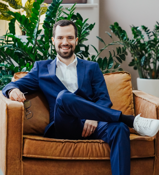 Daniel Vogel, Gründer & Geschäftsführer von Deepnetic, freundlich in einem Büro.