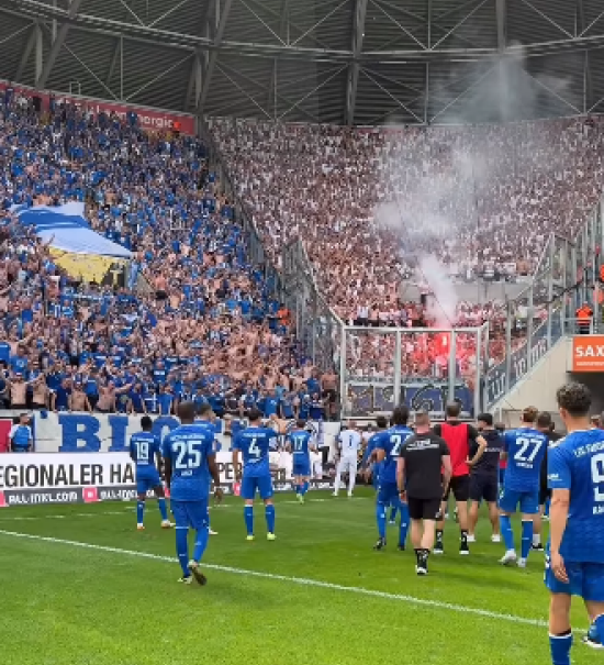 POV: Du feierst den Derbysieg gemeinsam mit den Fans in der Kurve...